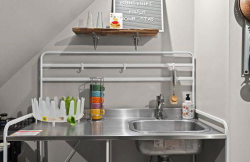 Cozy Top-Floor Retreat in the Heart of Louisville - Photo 34