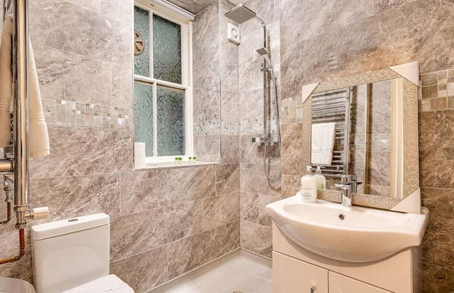 Delightful Holiday Home With sea Views and Hot Tub - Photo 27