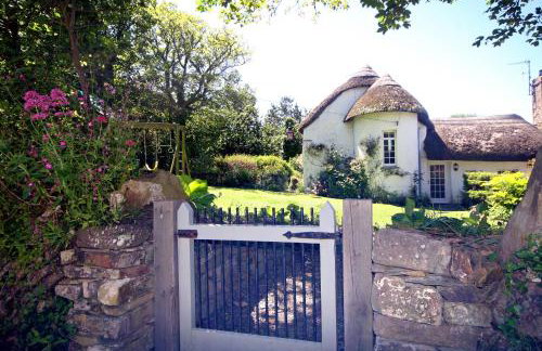 Putsborough Manor 3 Self Catering Cottages with Beach a short walk, dog friendly all year, On site Tennis, Play Area, Paddock, Spa baths, BBQ, Private Gardens, Superfast WIFI - Photo 40