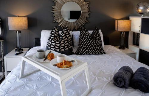 Deluxe City Centre Studio Apartment with Balcony & City Views - FREE WIFI NETFLIX, GYM ACCESS - WESTONE - Photo 36