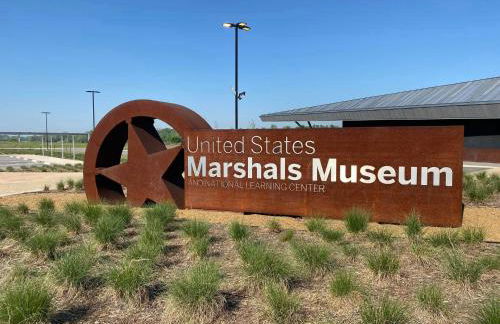 Old Fort Loft King & Queen suites nearest accomodation to Marshals Museum power your EV for free! - Foto 6