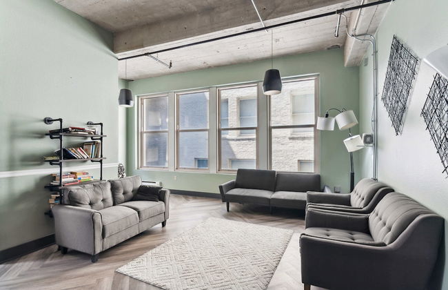 Spacious 2BR Downtown Retreat - Photo 37