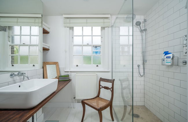 JOIVY Contemporary 2-Bed House W/ Private Garden - Foto 17