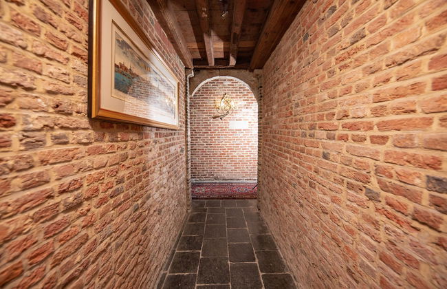 Unique Apartment In Historic Mansion - Photo 22