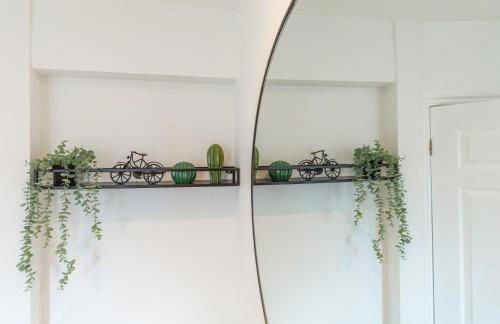 4 Bed City House with Private Garden and Parking - Foto 11