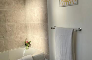 Three Bedroom City Home with Garden - Photo 24