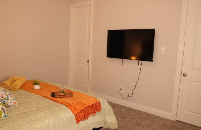 Spacious Home w Putting Green -for Extended Stays - Photo 9