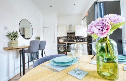 Central 2 beds APT with FREE parking, Sleeps 6 - Foto 14