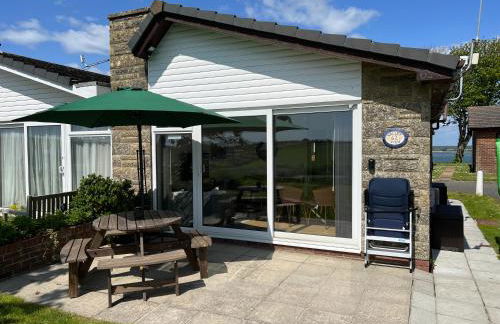 VALLEY VIEW self-catering coastal bungalow in rural West Wight - Photo 1