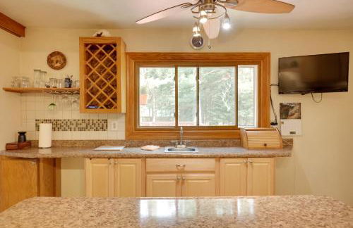 Dock and Views Lakefront Family Home in Conover! - Foto 7