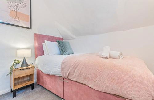 3BR Kingswood Cottage with Detached Unit - Photo 23