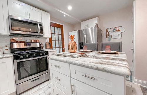 Cheerful & Modern Home w/ a Walkout Deck Area - Foto 12