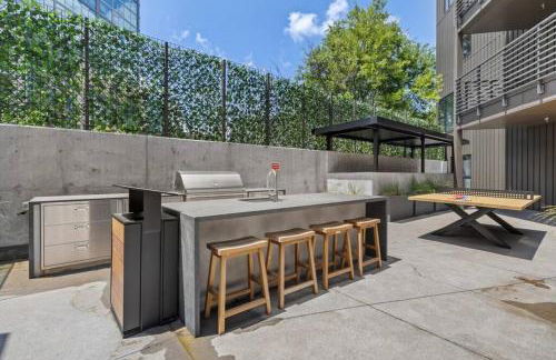 Skyline View, Pool, Gym, Balcony's, Walk to BWay! - Foto 18