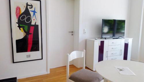 Zentrale ruhige Lage mit Parkplatz und Terrasse - Foto 2