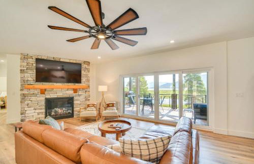 2 Mi to Lake Stunning Twin Lakes Home with Deck - Foto 2