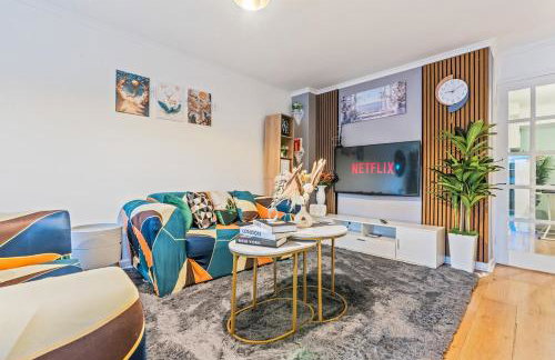 #99 Quirky and Stylish 3-Bedroom - Close to Drayton Manor Theme Park - Sleeps 6 - "Perfect for contractors and Families - Free parking" - Photo 28