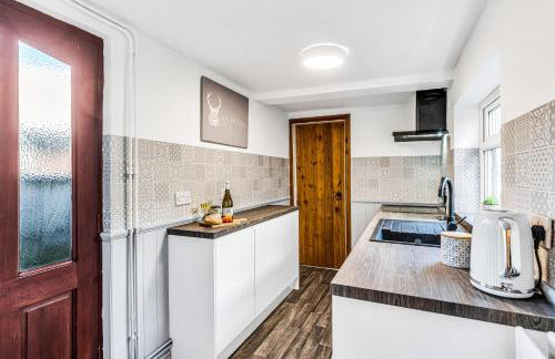 Comfortable 3 Bedroom Gem with 2 Bathrooms Perfect for Groups - Photo 17