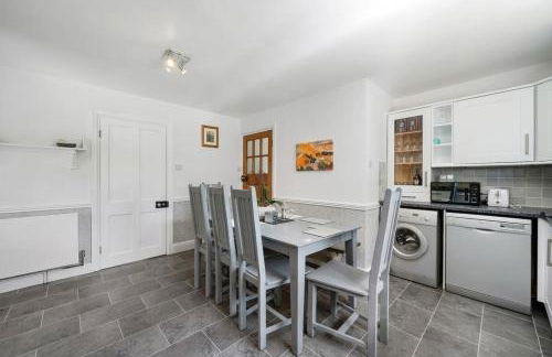 Spacious Cotswolds House Garden with Hot Tub - Foto 10