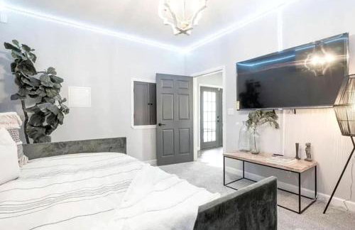 Waterfront Retreat with Spectacular Interior, Jacuzzi and Game Room in NC - Foto 77