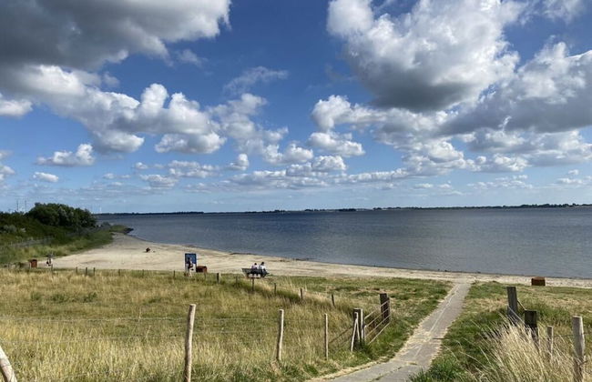 Welcoming Apartment Near Lake - Photo 2