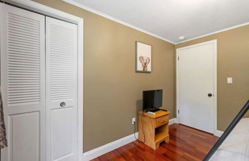 Lake Escape Family & Pet Friendly with Dock Access - Photo 64