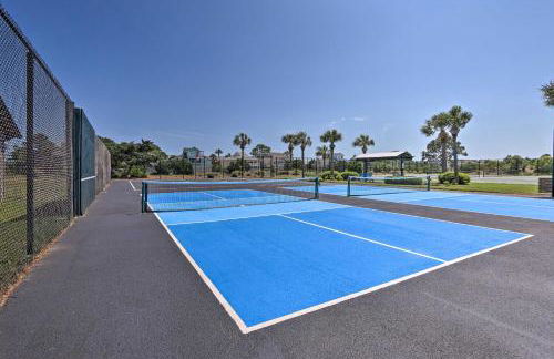 St Helena Island Retreat with Deck Walk to Beach - Foto 28