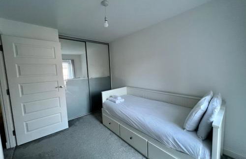 Beautiful 4-Bedroom House with Private Garden & Parking - Foto 29