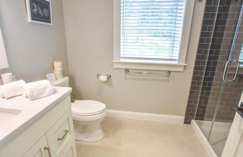 Gorgeous Architectural Home w Water Views - Foto 23