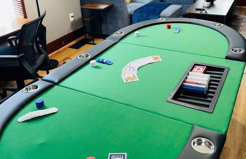 Spacious Home with In-Unit Laundry, Parking, 1GB WiFi, & Patio Deck - Foto 9