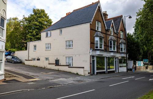 Modern 2-Bed Apartment - Near Train and Town - Parking Available - Foto 52