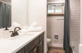 Quiet Creekside Walk to Downtown - Foto 17