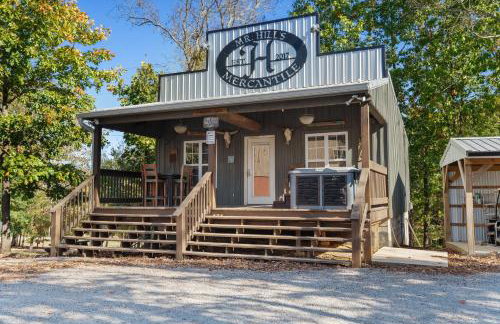 Mr Hills Mercantile Cabin with a hot tub - Photo 1