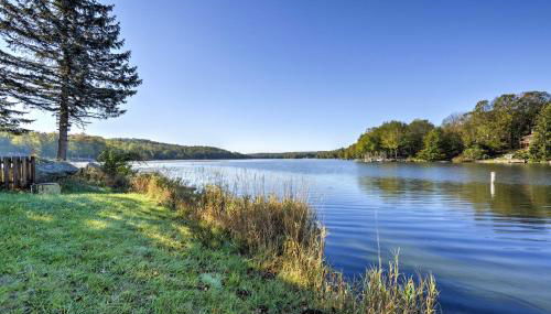 Large Deck and Resort Amenities Lake Ariel Retreat - Foto 3