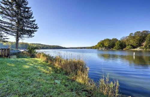 Large Deck and Resort Amenities Lake Ariel Retreat - Foto 3