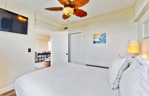 Modern oceanfront condo with outdoor pool, balcony, & washer/dryer - Foto 16