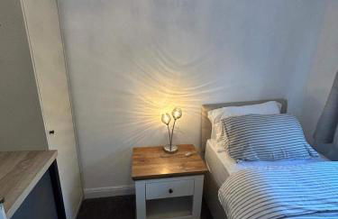 Cosy 3-Bed Retreat - Garden Parking & Bbq - Foto 3