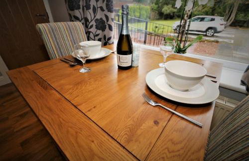 Signature - Linden Cottage Room 1 - Photo 9