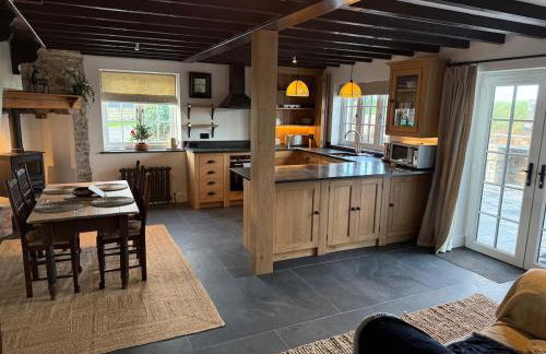 Luxury Cornish House next to Cliffs & Surf Beaches - Photo 1