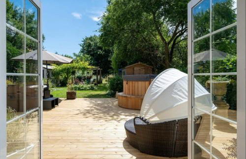 Spacious Cotswolds House Garden with Hot Tub - Foto 12