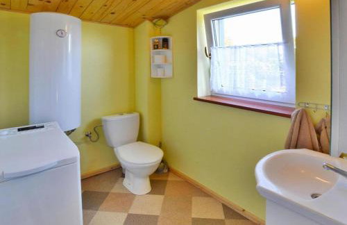 Lakeside holiday home, private garden - Photo 12