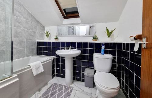 *F1*5GH* Setup for your most relaxed & amazing stay + Free Parking + Free Fast WiFi * - Foto 38