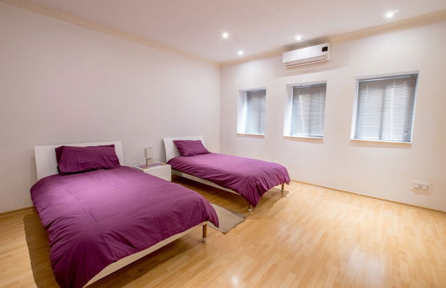 Bright, Spacious and Right in the Center - Foto 9