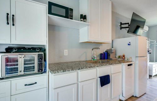 10 Mi to Lake Conroe Couples Retreat with Porch! - Photo 7