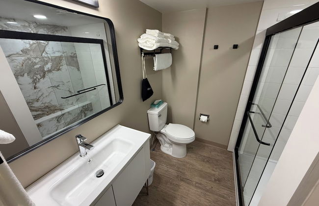 Lighthouse Inn & Suites - Photo 62