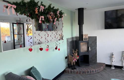 Little Woodlands Chalet with Private Garden & Hot Tub - Foto 18