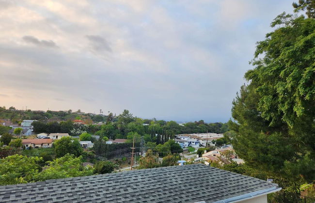 Monterey Park Retreat: Spectacular Views & Comfort - Foto 21