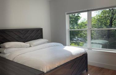 Cozy 3BR Retreat with Rooftop Near EWR & NYC Access - Photo 17