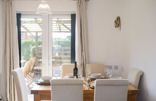 Stylish 3BR Home - Sleeps 7 - 15 Min to City Centre, Parking Garden & Fast Wi-Fi - Foto 29
