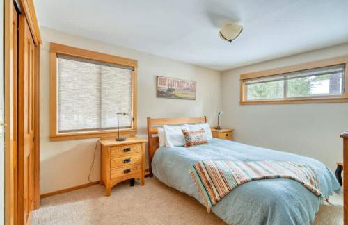 Spring Home 6 - Cozy 4BR Cabin in Black Butte Ranch w Fireplace - Foto 22