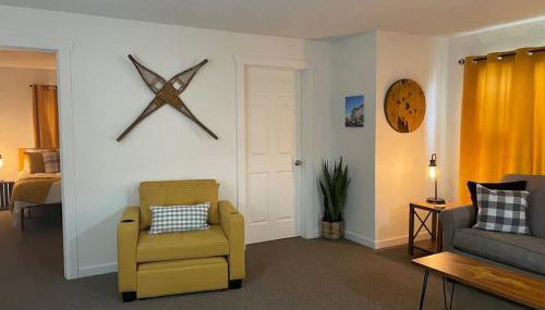 Downtown Yellow Room at Villages on Aurora - Foto 5